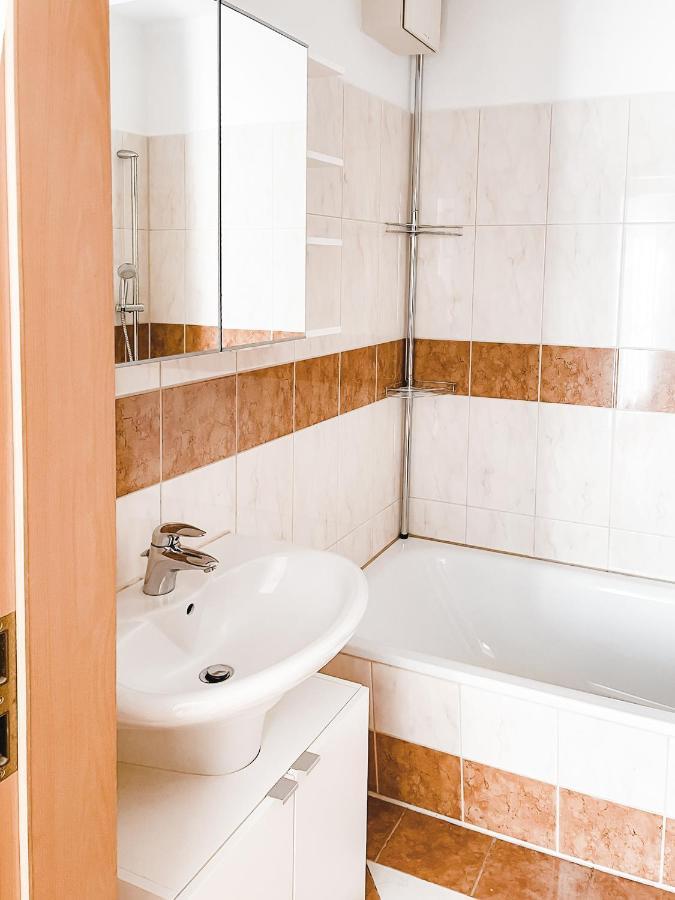 Schoene Wohnung, Eigene Terrasse, Privater Parkplatz, Wi-Fi, Waschmaschine, 3P Кемниц Екстериор снимка
